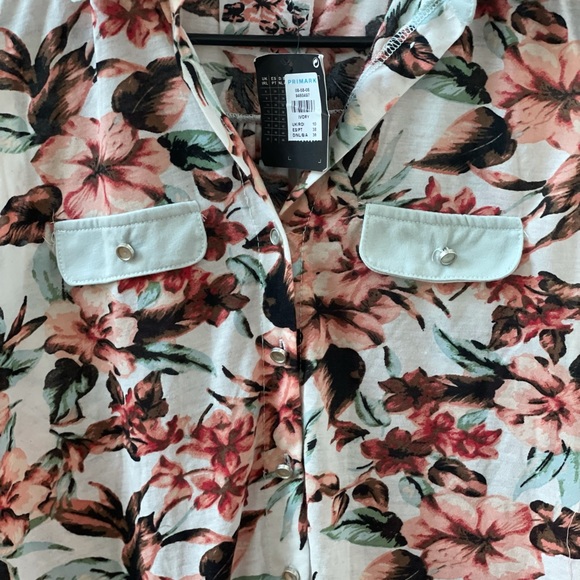 Floral prints button down collar sleeve less top - Picture 2 of 8